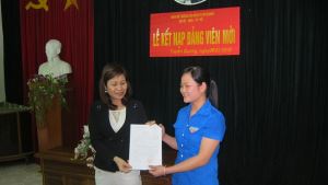 Đồng chí Lê Thị Ngọc Hoa - Bí thư Chi bộ trao Quyết định kết nạp Đảng cho quần chúng Nguyễn Thị Loan.
