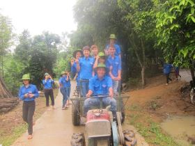 Các tình nguyện viên lên đường đến các thôn