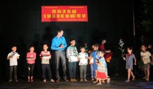 Đ/c Trịnh Phi Hiệp - Phó Bí thư Đoàn trường, Phó Trưởng đoàn tình nguyện tặng quà học sinh nghèo vượt khó