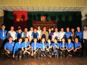 Lãnh đạo Huyện uỷ Hàm Yên, Đảng uỷ trường Cao đẳng Tuyên Quang,   Đảng uỷ xã Bình Xa chụp ảnh lưu niệm với đoàn tình nguyện