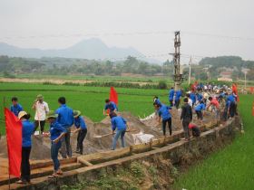 Đoàn tình nguyện làm đường bê tông tại thôn Đồng Cỏm 1