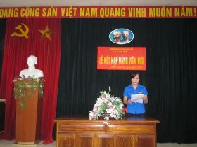 Quần chúng Nguyễn Thị Loan đọc đơn xin vào Đảng.
