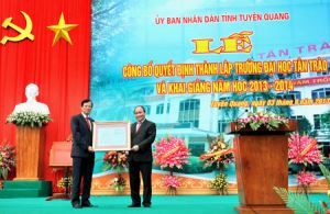 Phó thủ tướng Nguyễn Xuân Phúc trao quyết định thành lập Trường Đại học Tân Trào cho tỉnh Tuyên Quang