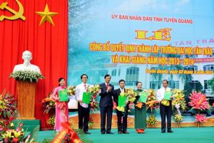 Đồng chí Phó Chủ tịch Thường trực UBND tỉnh Phạm Minh Huấn trao các quyết định hiệu trưởng, phó hiệu trưởng cho lãnh đạoTrường Đại học Tân Trào.