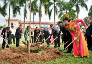 Phó Thủ tướng Nguyễn Xuân Phúc; Trưởng Ban Dân vận Trung ương Hà Thị Khiết, các đồng chí lãnh đạo tỉnh trồng cây lưu niệm trong khuôn viên Trường Đại học Tân Trào.