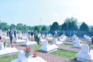 Trường ĐH Tân Trào dâng hương tại nghĩa trang liệt sĩ tỉnh ngày 27-7-2017