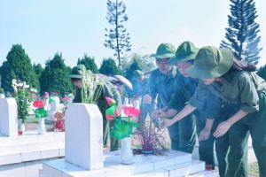 Trường ĐH Tân Trào dâng hương tại nghĩa trang liệt sĩ tỉnh ngày 27-7-2017
