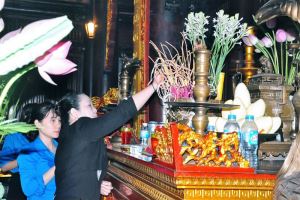 Trường ĐH Tân Trào thắp hương tại đền thờ Bác- ngày 19-5-2017
