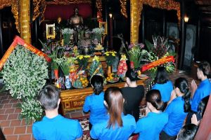 Trường ĐH Tân Trào thắp hương tại đền thờ Bác- ngày 19-5-2017