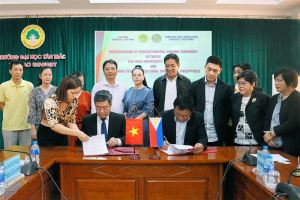 Ảnh: Trường ĐH - Tân Trào ký kết với Trường ĐH nông nghiệp PAMPANGA, PHILIPPINES
