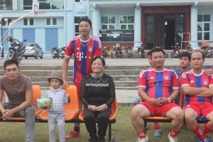 Ảnh: GV Giao lưu bóng đá với sinh viên Lào