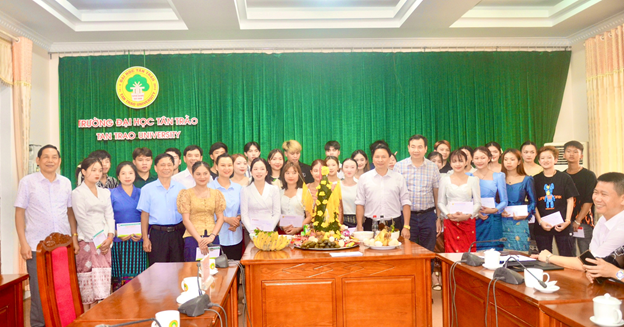 Hiệp hội DN tỉnh cùng một số doanh nghiệp dự và tặng quà sinh viên Lào nhân dịp Tết cổ truyền của nước bạn Lào