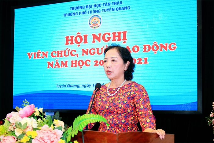 Đồng chí Trần Thị Nguyên –  Phó Hiệu Trưởng nhà trường lên báo cáo tổng kết năm học 2019 - 2020 và phương hướng nhiệm vụ năm học 2020 - 2021