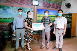Trường Đại học Tân Trào sản xuất nước rửa tay sát khuẩn tặng các trường THPT