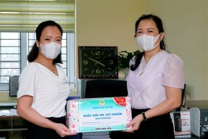 Trường Đại học Tân Trào sản xuất nước rửa tay sát khuẩn tặng các trường THPT