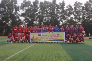 Ảnh: GV Giao lưu bóng đá với sinh viên Lào