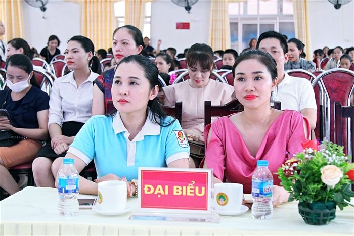 đại biểu Nguyễn Thị Thanh Hoa – P.CT Thường trực hội đồng đội huyên Yên Sơn (bên trái)