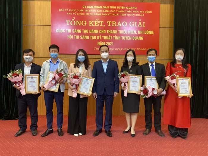 Trường Đại học Tân Trào nhận Bằng khen của Chủ tịch UBND tỉnh vì có thành tích trong Cuộc thi sáng tạo dành cho thanh thiếu niên, nhi đồng và Hội thi sáng tạo kỹ thuật tỉnh năm 2021.