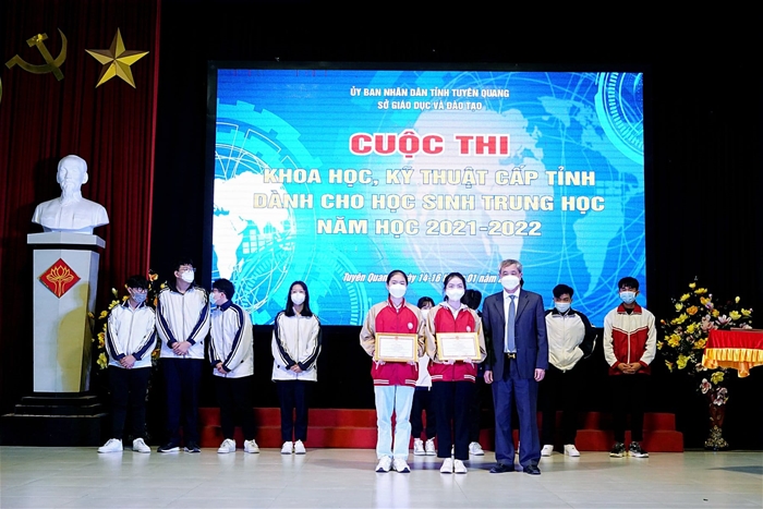 Học sinh Trường Phổ thông Tuyên Quang đạt giải Nhất tại Cuộc thi Khoa học kỹ thuật dành học sinh trung học năm học 2021 - 2022