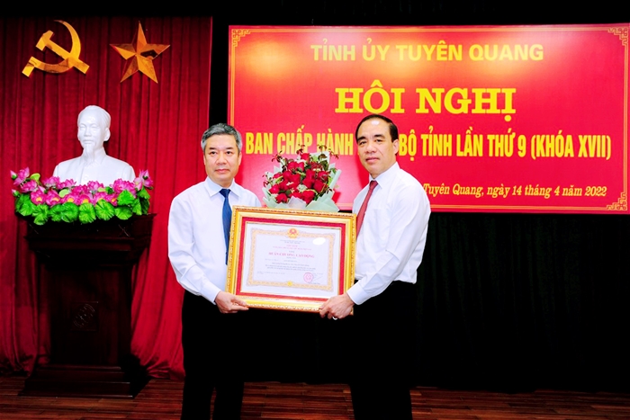 PGS.TS Nguyễn Bá Đức - Bí thư Đảng ủy, Hiệu trưởng Trường Đại học Tân Trào đón nhận Huân chương Lao động Hạng Nhì