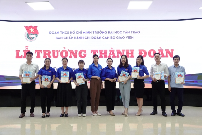 Chi đoàn Cán bộ giảng viên Trường Đại học Tân Trào tổ chức Lễ trưởng thành Đoàn cho 16 đoàn viên
