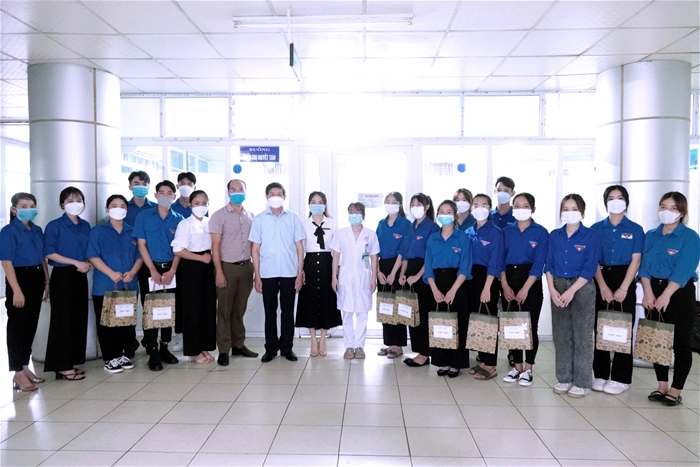 Tham quan học tập, thăm hỏi tặng quà trẻ em mắc bệnh Thalassemia tại Bệnh viện đa khoa tỉnh Tuyên Quang