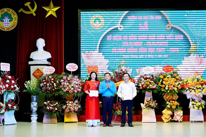 03 giảng viên của Trường Đại học Tân Trào được tặng bằng ''Lao động sáng tạo''