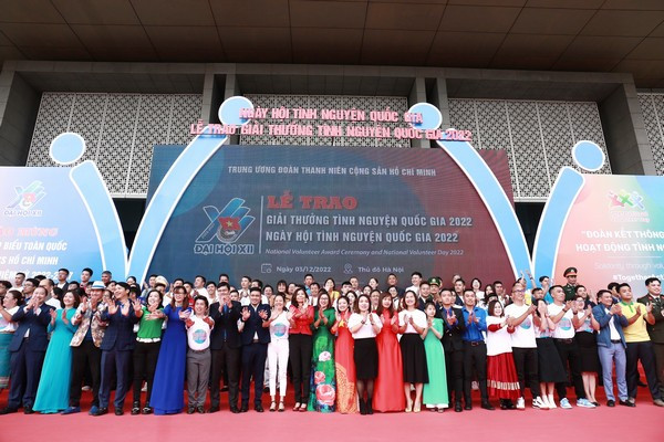 CLB Giọt hồng nhân ái nhận Giải thưởng Tình nguyện Quốc gia năm 2022