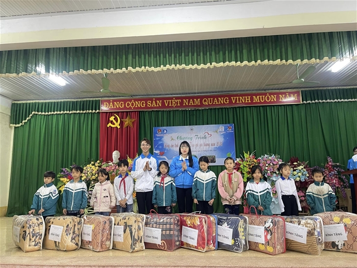 Đoàn thanh niên, Hội sinh viên Trường Đại học Tân Trào tổ chức chương trình ''Đông ấm tình nguyện – Trao gửi yêu thương''