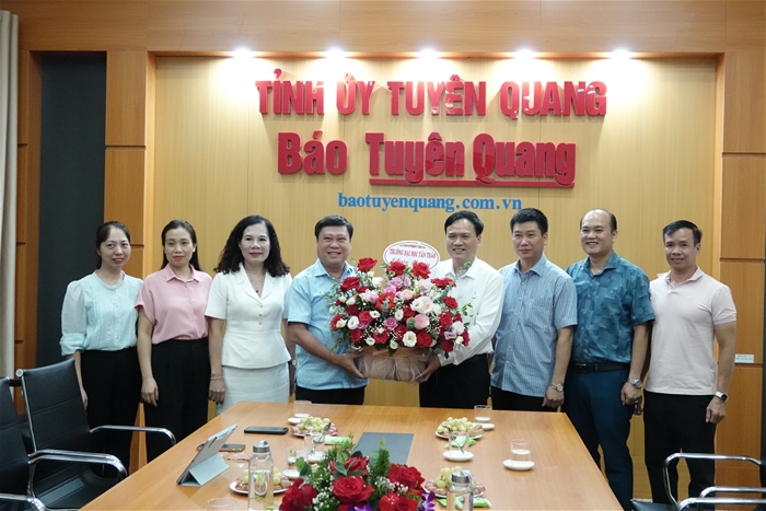 Trường Đại học Tân Trào thăm, tặng hoa và chúc mừng cơ quan truyền thông nhân ngày Báo chí Cách mạng Việt Nam 21/6