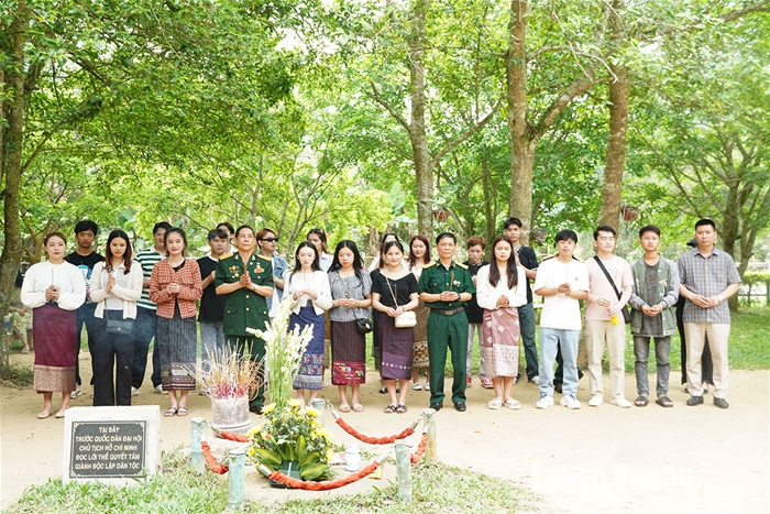 Lưu học sinh Lào tham quan Khu di tích Quốc gia đặc biệt Tân Trào và Khu di tích Cách mạng Lào