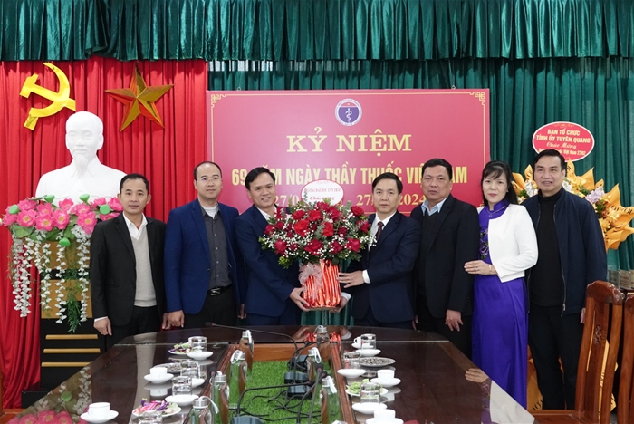 Trường Đại học Tân Trào thăm và tặng hoa chúc mừng Sở Y tế tỉnh Tuyên Quang cùng một số bệnh viện trong và ngoài tỉnh nhân ngày Thầy thuốc Việt Nam 27/2