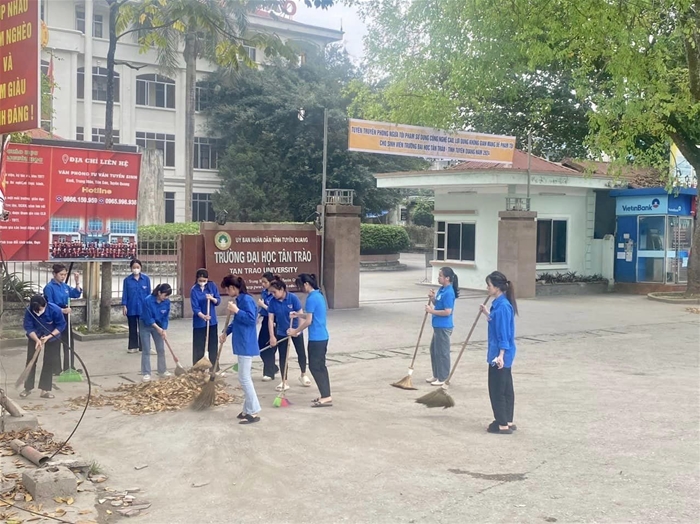 Tổng vệ sinh, dọn dẹp khuôn viên Trường đại học Tân Trào