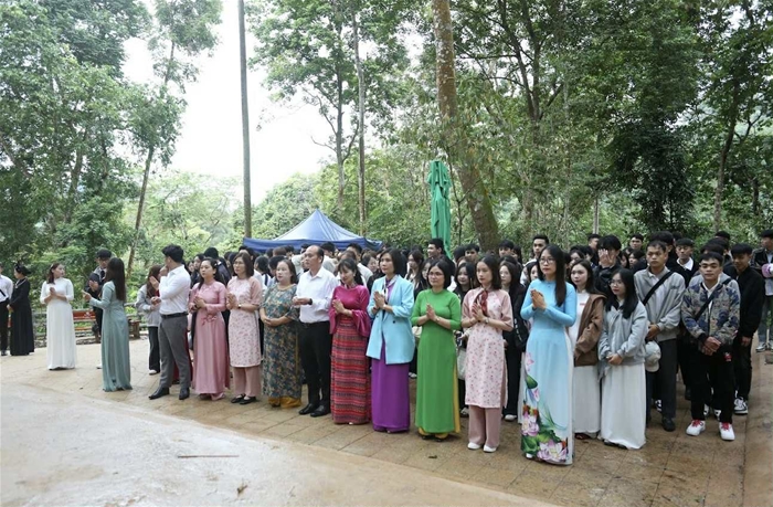 Khoa Văn hoá Du lịch tổ chức Chương trình ngoại khóa Về nguồn – Chào tân sinh viên