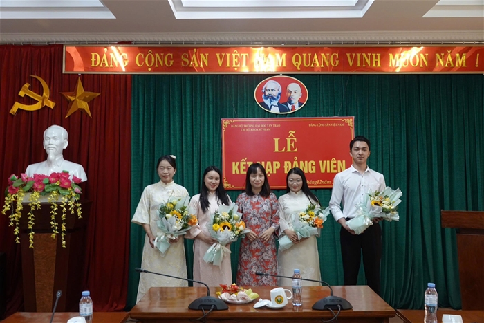 Khoa Sư phạm tổ chức Lễ kết nạp Đảng cho 04 quần chúng ưu tú Khoa Sư phạm tổ chức Lễ kết nạp Đảng cho 04 quần chúng ưu tú