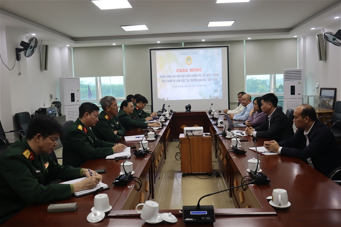 Đoàn công tác Học viện Chính trị, Bộ Quốc phòng thăm và làm việc tại Trường Đại học Tân Trào