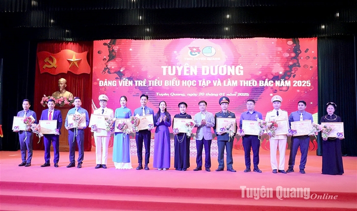 Tuyên dương 35 đảng viên trẻ tiêu biểu học tập và làm theo Bác