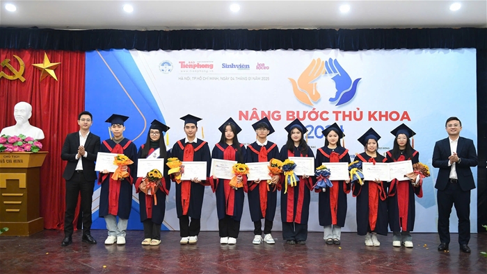 Sinh viên Bùi Thị Hường lớp Đại học GD Mầm non B vinh dự nhận Học bổng Nâng bước thủ khoa năm 2024