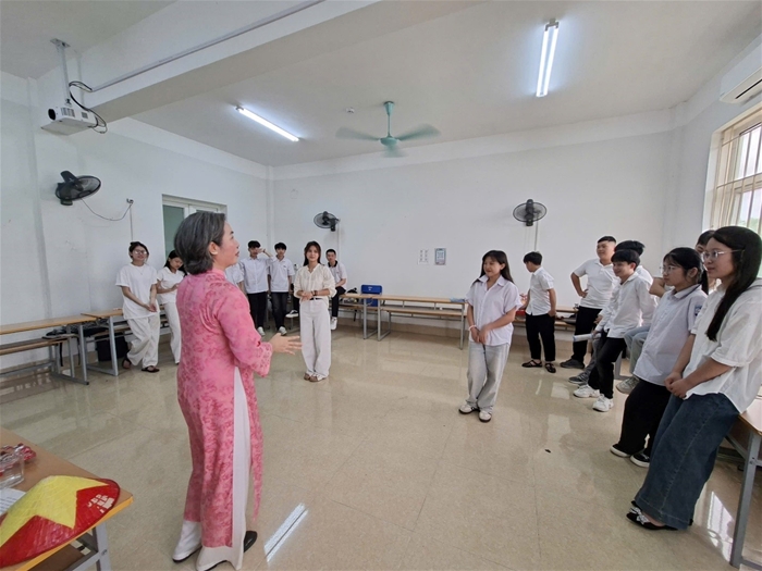 Nghệ sỹ Ưu tú Thanh Hương mang nghệ thuật múa đến giảng đường Trường Đại học Tân Trào