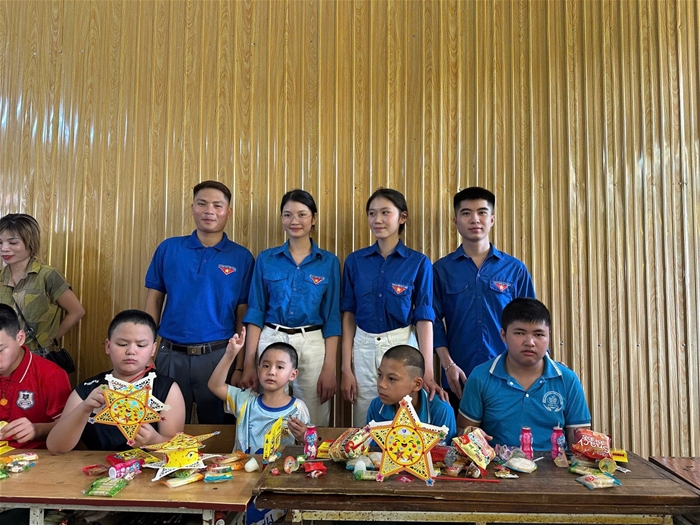 Trăng yêu thương – đồng hành cùng học sinh lớp chuyên biệt Trăng yêu thương – đồng hành cùng học sinh lớp chuyên biệt