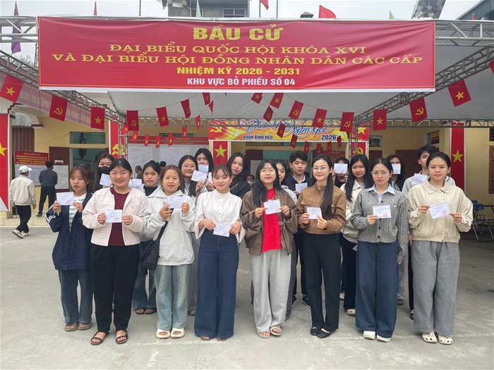 Sinh viên Trường Đại học Tân Trào tham gia bỏ phiếu trong không khí phấn khởi
