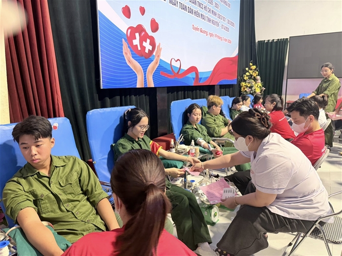 Đông đảo sinh viên đang tham gia khóa học Giáo dục quốc phòng – an ninh tích cực tham gia Ngày Hội hiến máu