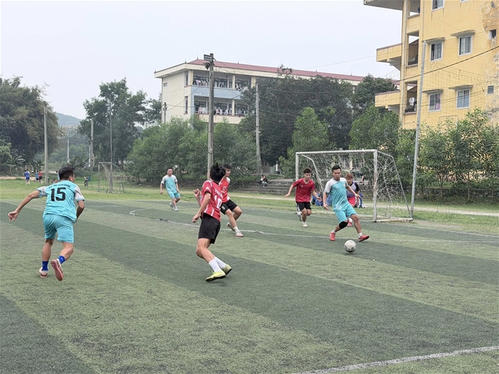 Sôi nổi trận giao hữu bóng đá Chào mừng 95 năm Ngày Thành lập Đoàn TNCS Hồ Chí Minh