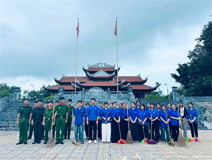 Sinh viên Trường Đại học Tân Trào tham gia vệ sinh Đền thờ các Anh hùng liệt sĩ xã Yên Sơn Sinh viên Trường Đại học Tân Trào tham gia vệ sinh Đền thờ các Anh hùng liệt sĩ xã Yên Sơn