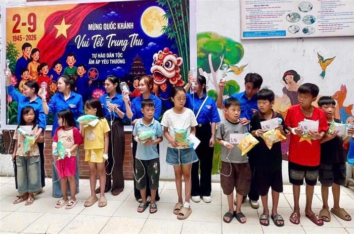 Trung thu đỏ – Trao quà, trao yêu thương