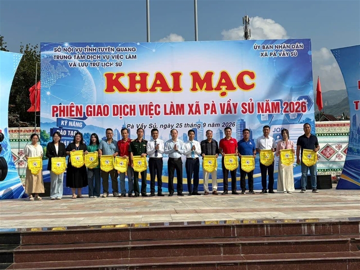 Học sinh xã Pà Vầy Sủ hào hứng tìm hiểu thông tin tuyển sinh tại Trường Đại học Tân Trào