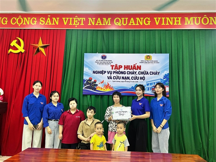 Câu lạc bộ Tình nguyện tiếp tục hành trình dạy chữ, trao yêu thương tại Trung tâm Công tác xã hội và Bảo trợ trẻ em tỉnh Tuyên Quang