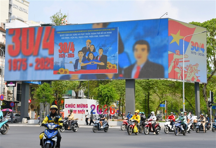 TP. Hồ Chí Minh rực sắc cờ hoa mừng lễ 30/4