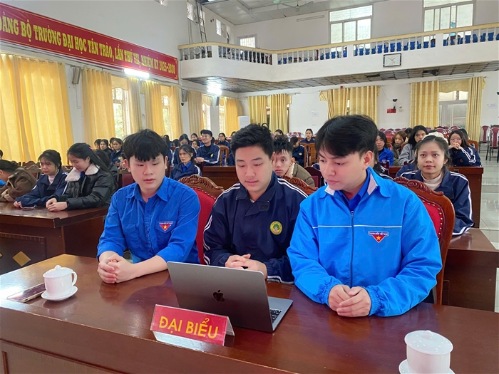 Sinh viên Trường Đại học Tân Trào xem truyền hình trực tiếp Lễ bế mạc Đại hội đại biểu toàn quốc lần thứ XIV của Đảng Cộng sản Việt Nam