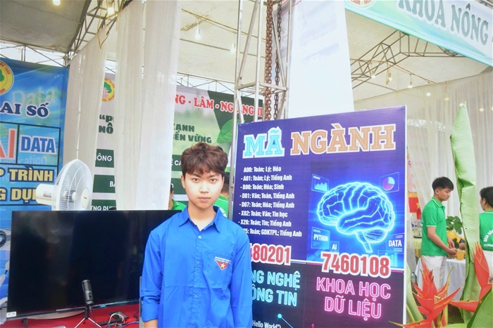 Trần Đức Bách – Sinh viên năm nhất ngành Công nghệ thông tin, đảng viên trẻ đầy triển vọng tại Trường Đại học Tân trào